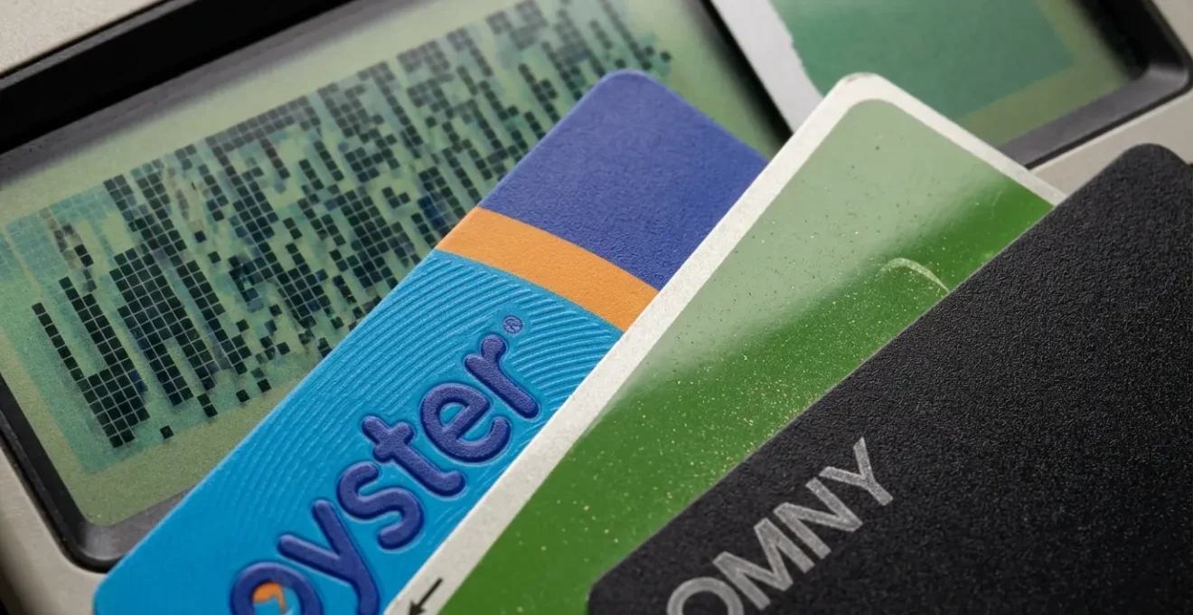 Calculatrice et cartes de transport de Tokyo, Londres et New York sur une table