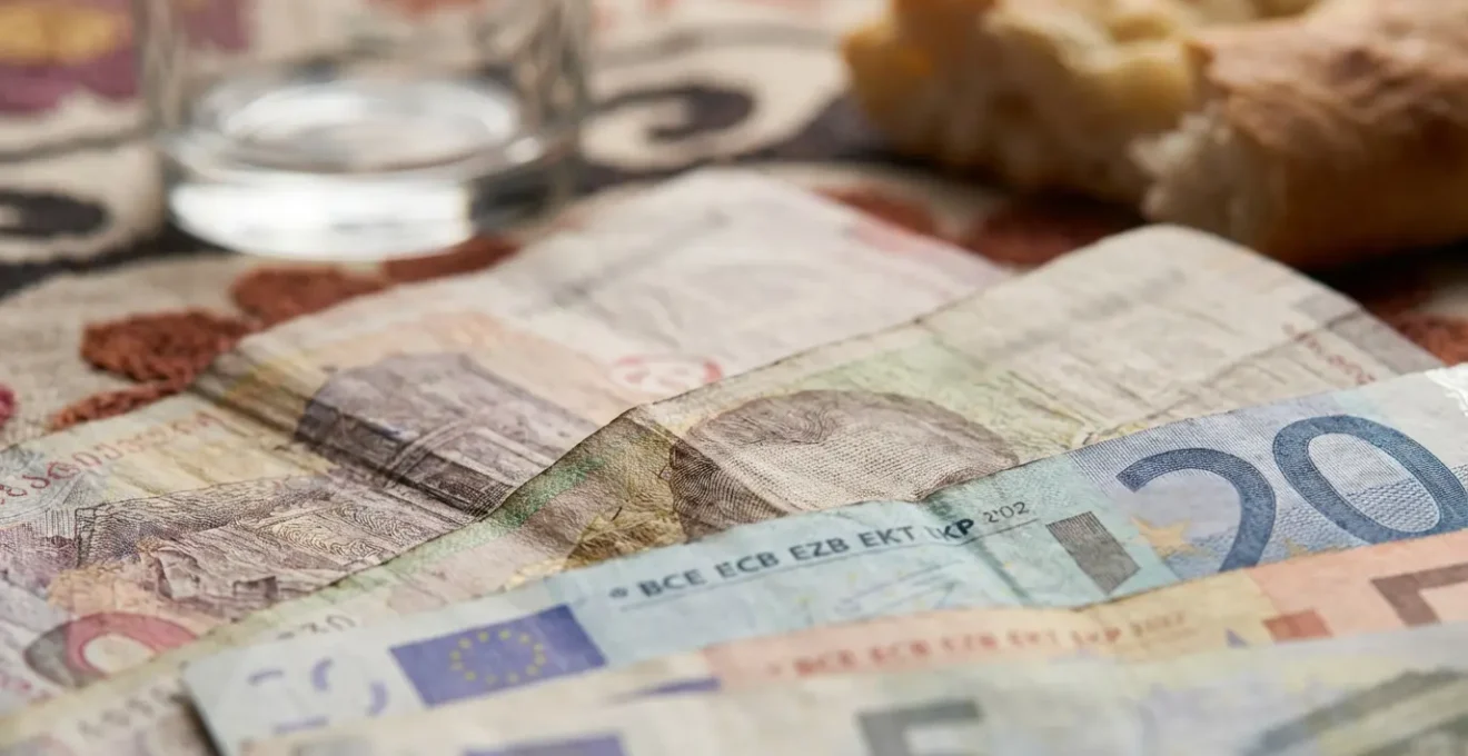 Composition visuelle comparant le coût de vie entre Tbilissi et la France