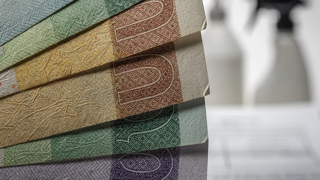 Vue macro de billets d'euros et contrat de location avec détails flous en arrière-plan