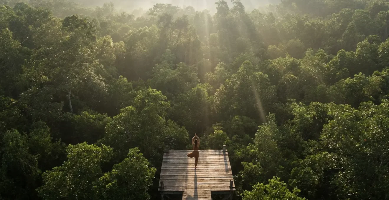 Vue large d'un espace de pratique extérieur entouré de nature luxuriante