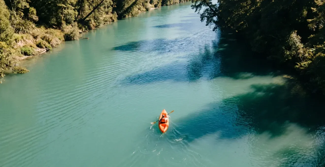 Vue aérienne montrant la trajectoire optimale d'un kayak face au vent à l'aller